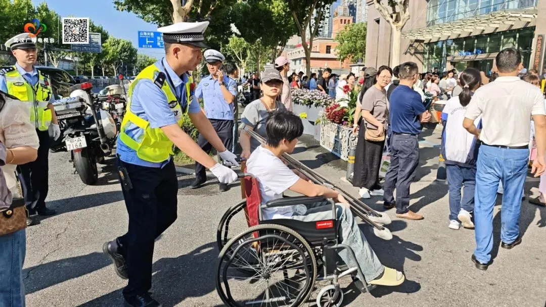 中考首日,武汉交警的这张“平安答卷”太暖了-第7张图片-四季读书网 中考首日,武汉交警的这张“平安答卷”太暖了-第7张图片-四季读书网
