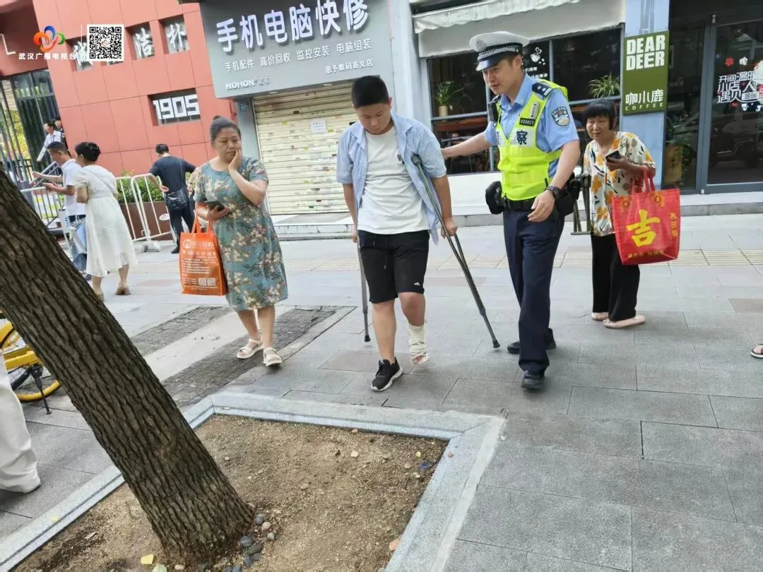 中考首日,武汉交警的这张“平安答卷”太暖了-第8张图片-四季读书网 中考首日,武汉交警的这张“平安答卷”太暖了-第8张图片-四季读书网