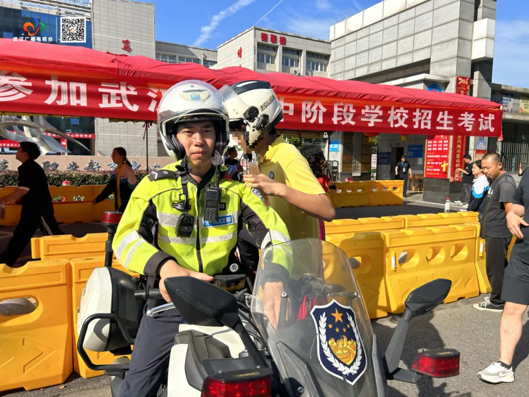 中考首日,武汉交警的这张“平安答卷”太暖了-第10张图片-四季读书网 中考首日,武汉交警的这张“平安答卷”太暖了-第10张图片-四季读书网