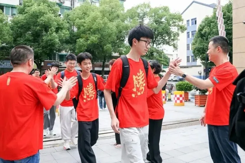 浙江中考平稳开考,58万余名考生从容应考-第4张图片-四季读书网 浙江中考平稳开考,58万余名考生从容应考-第4张图片-四季读书网