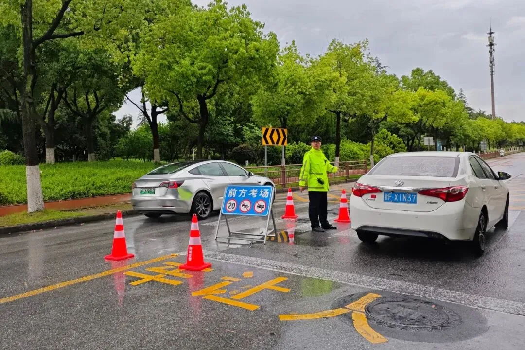 浙江中考平稳开考,58万余名考生从容应考-第11张图片-四季读书网 浙江中考平稳开考,58万余名考生从容应考-第11张图片-四季读书网