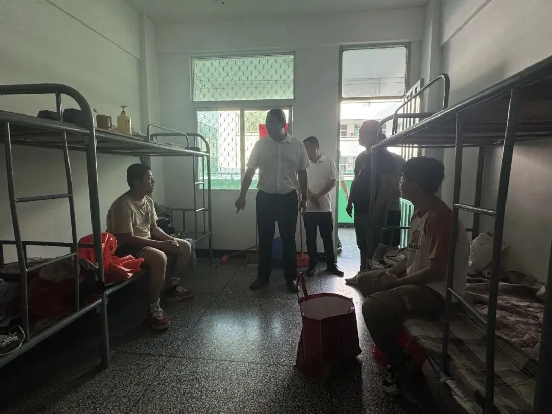 暖心护航中考 温情助力追梦|游洋镇党委、政府看望慰问游洋中学师生-第6张图片-四季读书网 暖心护航中考 温情助力追梦|游洋镇党委、政府看望慰问游洋中学师生-第6张图片-四季读书网