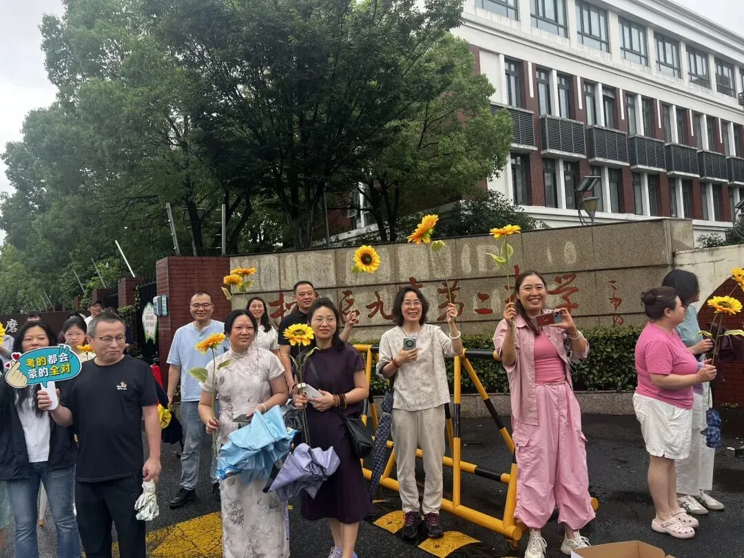 中考第一天,大雨、腹痛与一颗悬了整日的心-第1张图片-四季读书网 中考第一天,大雨、腹痛与一颗悬了整日的心-第1张图片-四季读书网