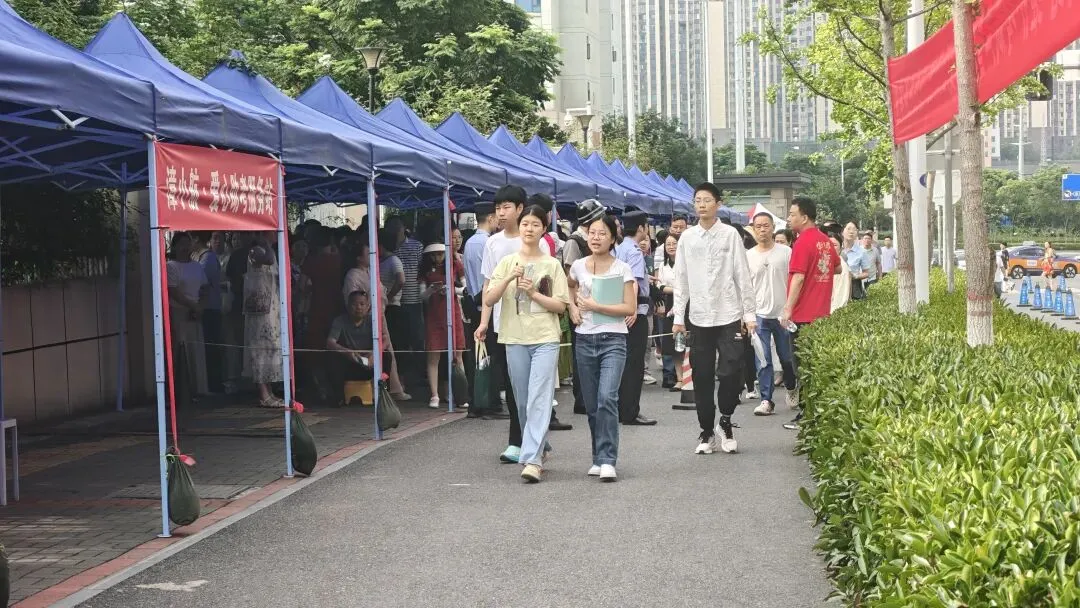 现场直击!今日荆门中考,这一幕幕令人动容...-第9张图片-四季读书网 现场直击!今日荆门中考,这一幕幕令人动容...-第9张图片-四季读书网