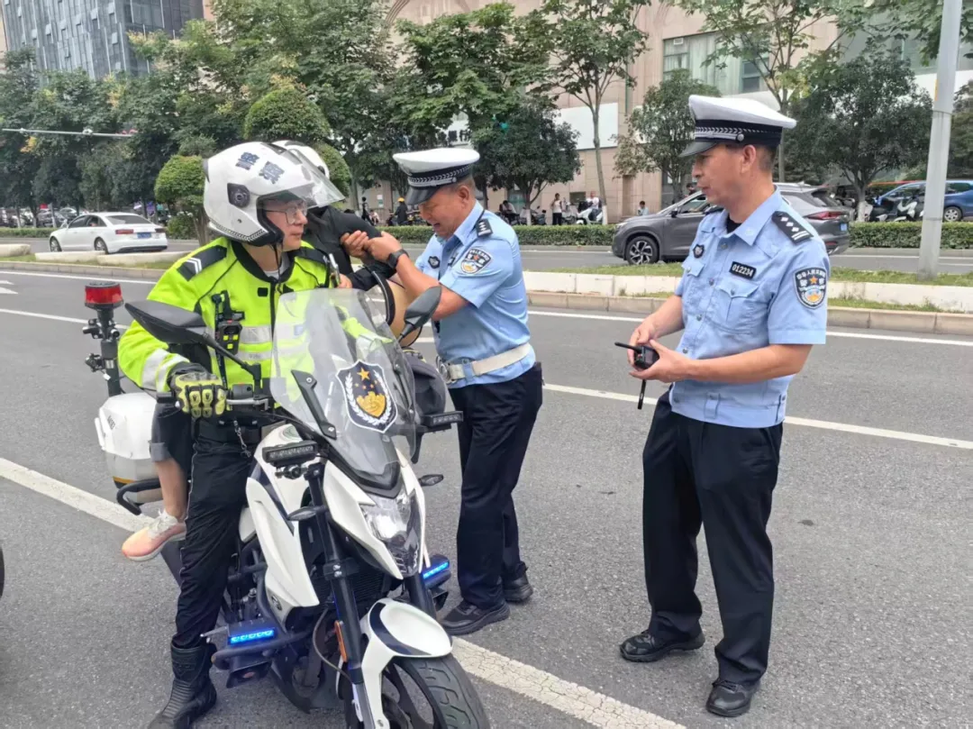 护航“十五五” | 护航中考 西安公安全程守护-第12张图片-四季读书网 护航“十五五” | 护航中考 西安公安全程守护-第12张图片-四季读书网