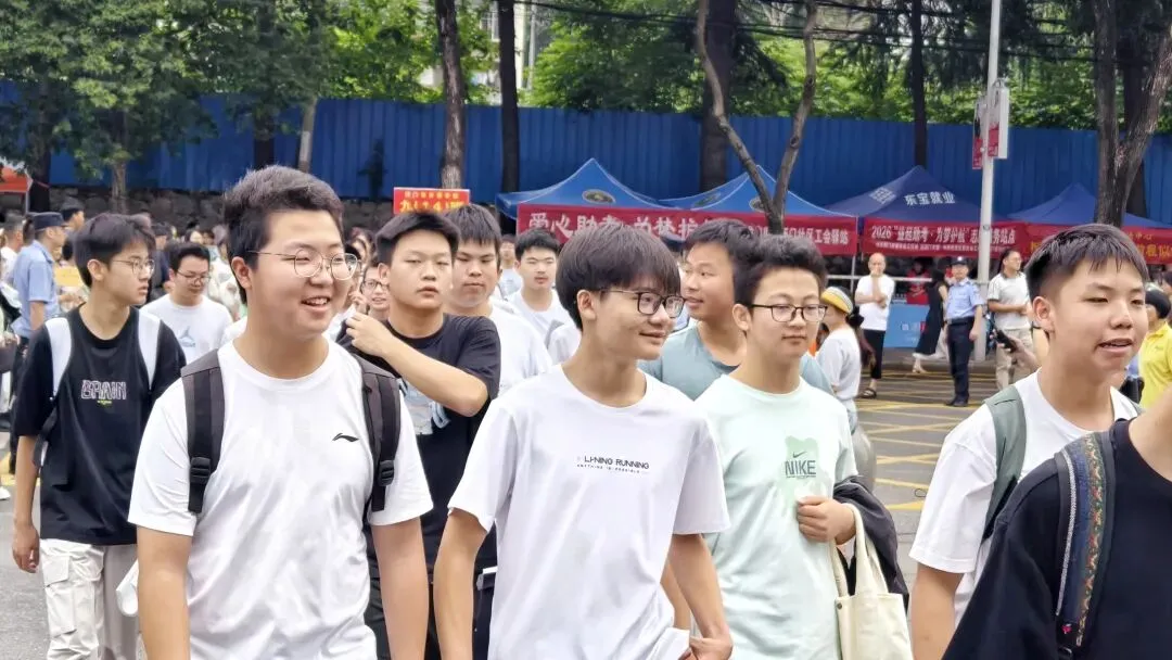 现场直击!今日荆门中考,这一幕幕令人动容...-第11张图片-四季读书网 现场直击!今日荆门中考,这一幕幕令人动容...-第11张图片-四季读书网