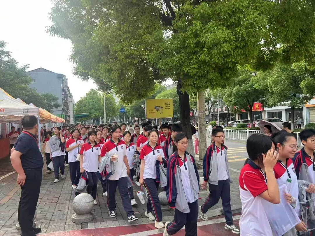 现场直击!今日荆门中考,这一幕幕令人动容...-第12张图片-四季读书网 现场直击!今日荆门中考,这一幕幕令人动容...-第12张图片-四季读书网