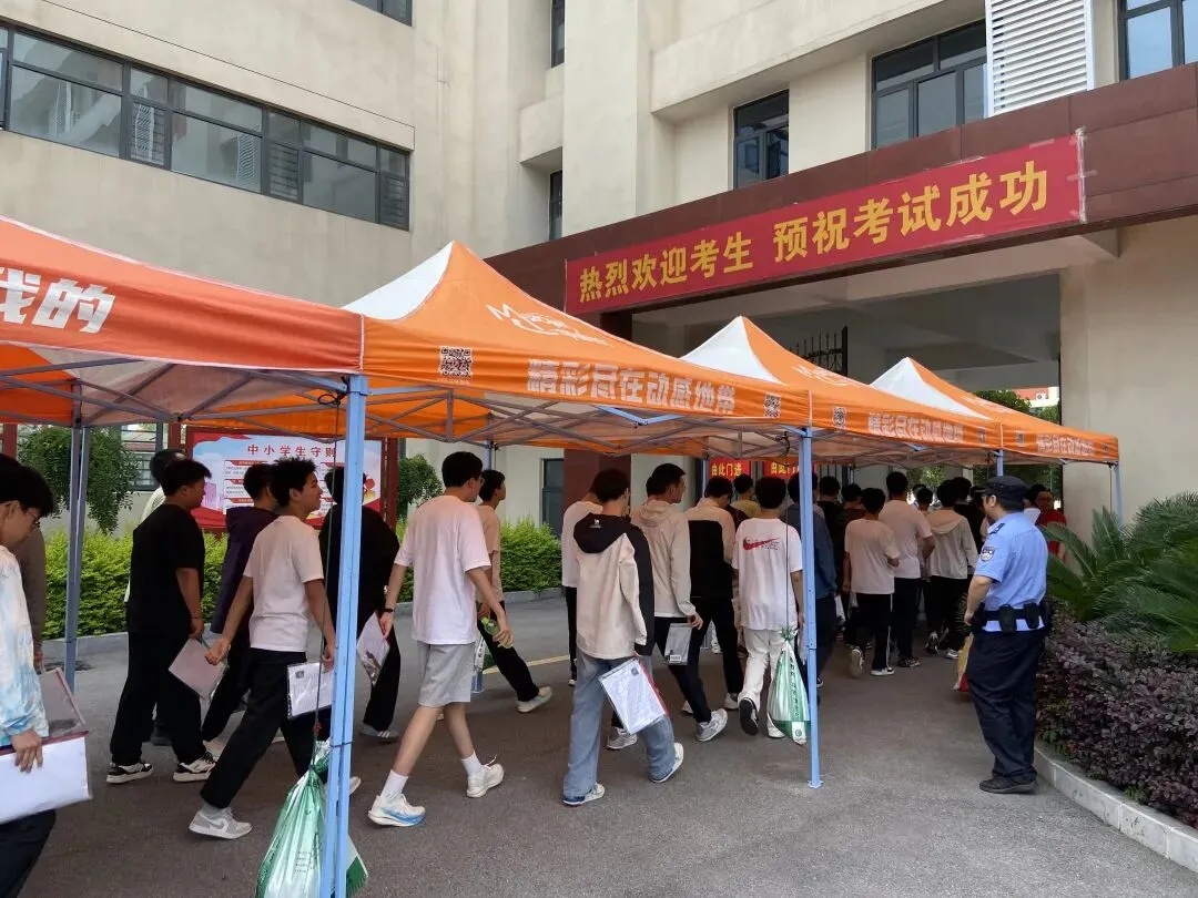 现场直击!今日荆门中考,这一幕幕令人动容...-第15张图片-四季读书网 现场直击!今日荆门中考,这一幕幕令人动容...-第15张图片-四季读书网
