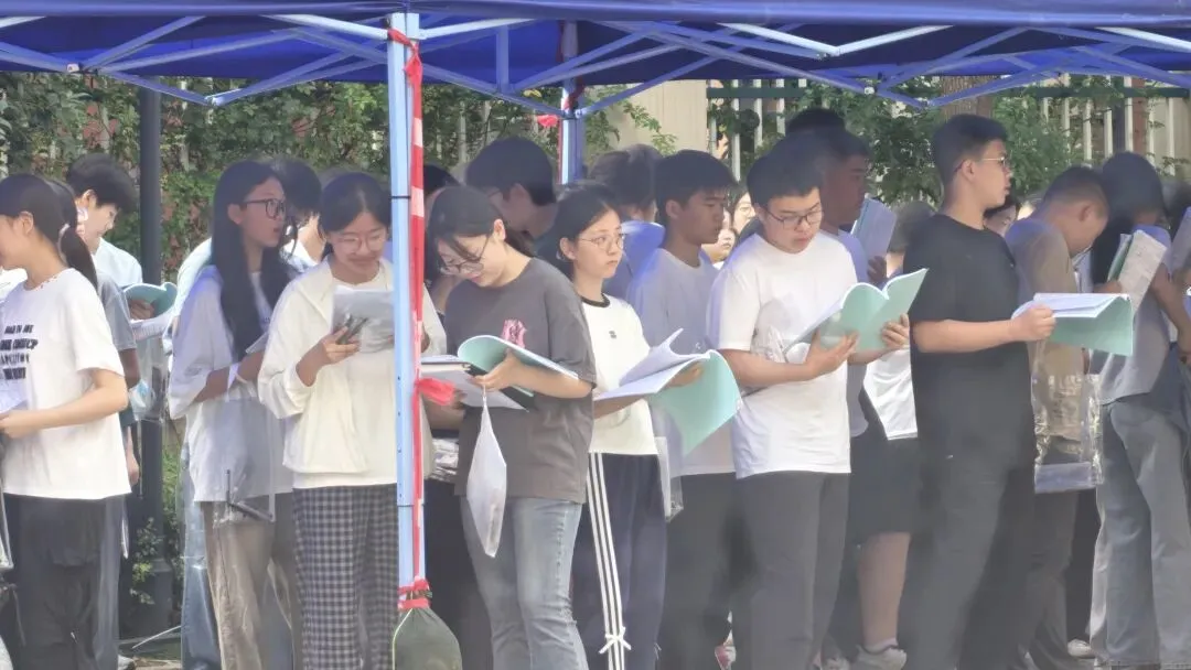 现场直击!今日荆门中考,这一幕幕令人动容...-第17张图片-四季读书网 现场直击!今日荆门中考,这一幕幕令人动容...-第17张图片-四季读书网