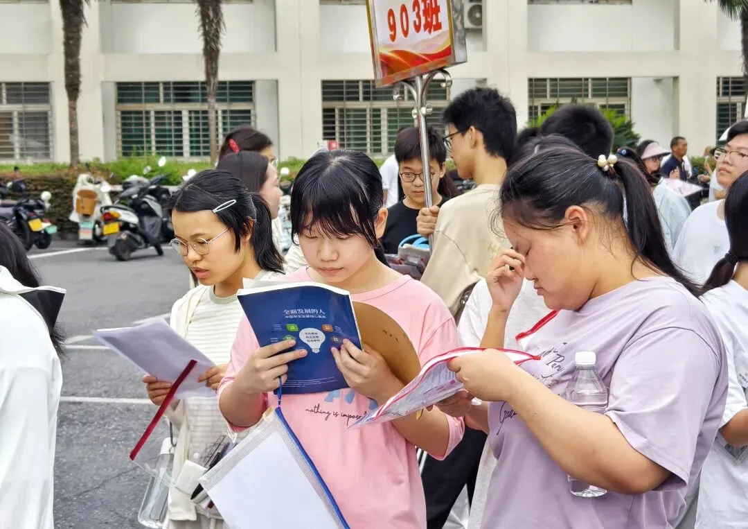 现场直击!今日荆门中考,这一幕幕令人动容...-第20张图片-四季读书网 现场直击!今日荆门中考,这一幕幕令人动容...-第20张图片-四季读书网