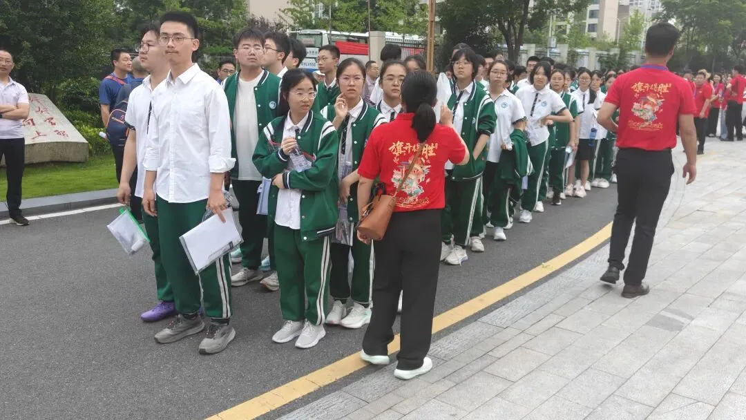 现场直击!今日荆门中考,这一幕幕令人动容...-第22张图片-四季读书网 现场直击!今日荆门中考,这一幕幕令人动容...-第22张图片-四季读书网
