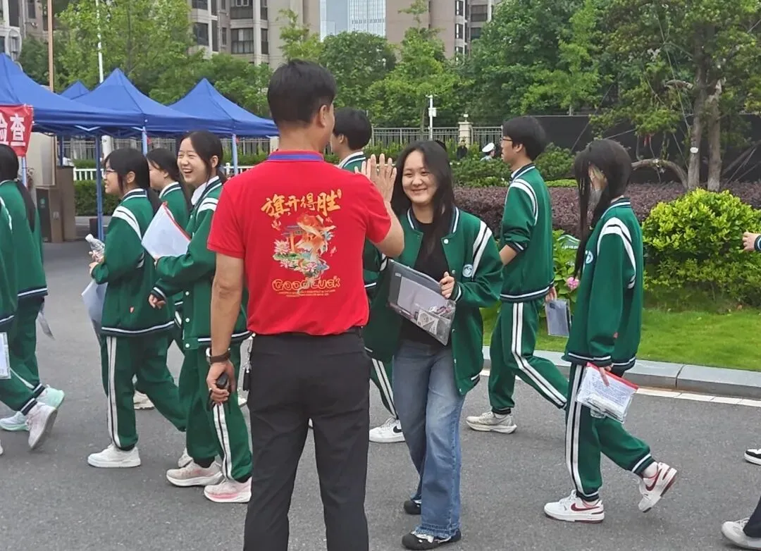 现场直击!今日荆门中考,这一幕幕令人动容...-第23张图片-四季读书网 现场直击!今日荆门中考,这一幕幕令人动容...-第23张图片-四季读书网