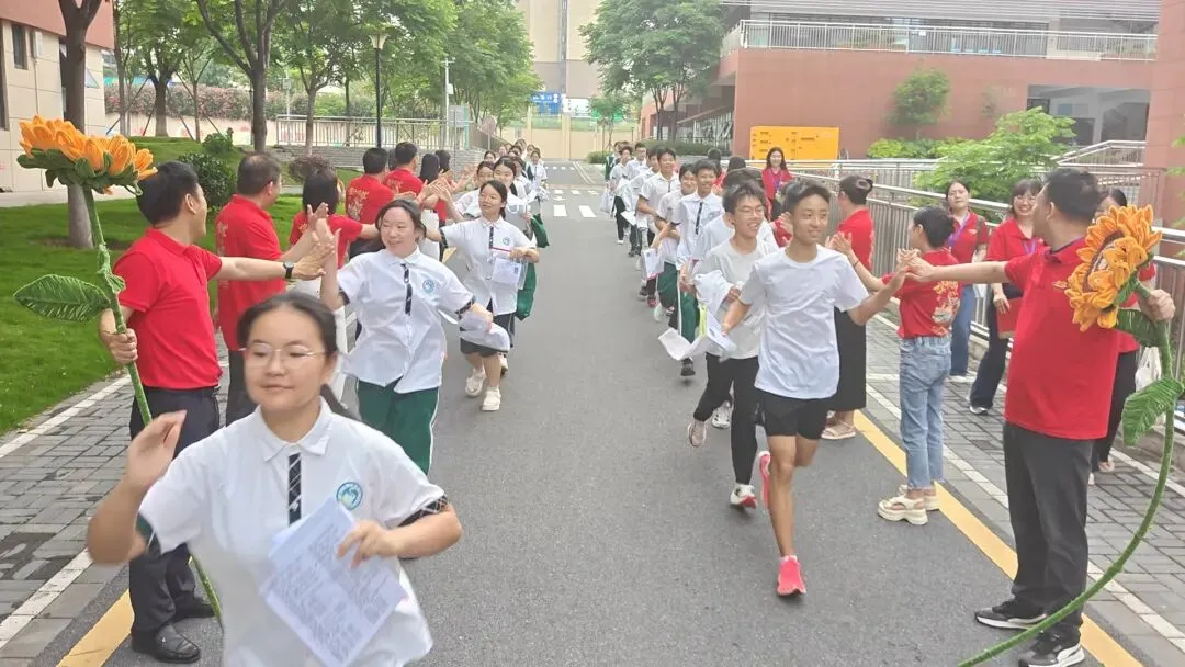 现场直击!今日荆门中考,这一幕幕令人动容...-第24张图片-四季读书网 现场直击!今日荆门中考,这一幕幕令人动容...-第24张图片-四季读书网