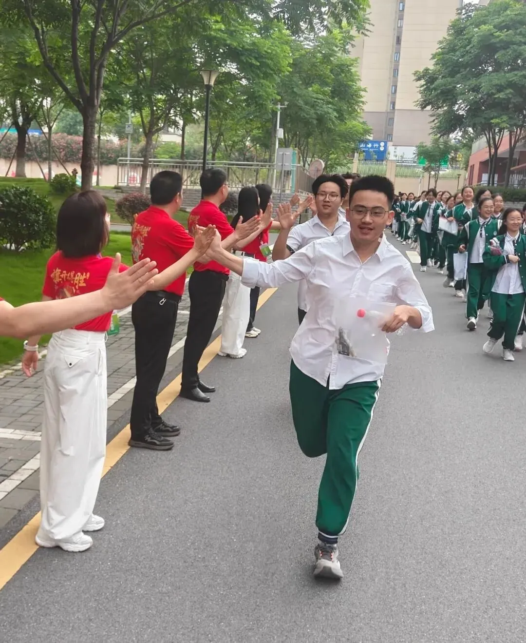 现场直击!今日荆门中考,这一幕幕令人动容...-第25张图片-四季读书网 现场直击!今日荆门中考,这一幕幕令人动容...-第25张图片-四季读书网
