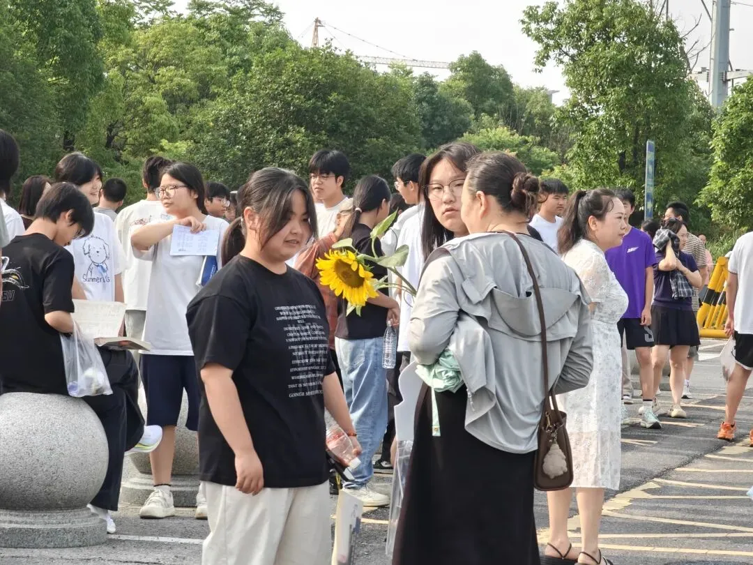现场直击!今日荆门中考,这一幕幕令人动容...-第28张图片-四季读书网 现场直击!今日荆门中考,这一幕幕令人动容...-第28张图片-四季读书网