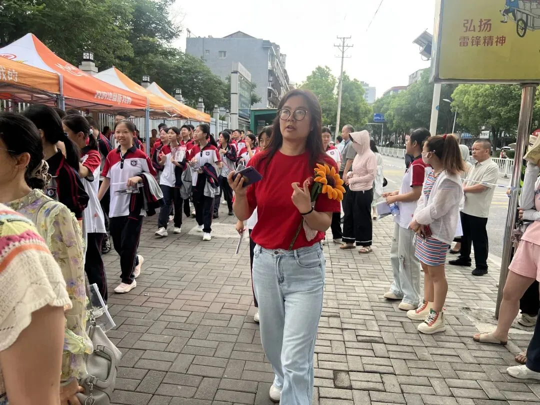 现场直击!今日荆门中考,这一幕幕令人动容...-第31张图片-四季读书网 现场直击!今日荆门中考,这一幕幕令人动容...-第31张图片-四季读书网