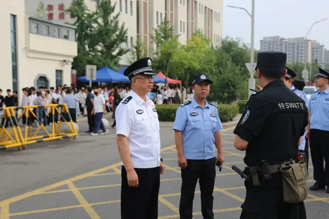 中考首日,阎良公安全力护航!-第6张图片-四季读书网 中考首日,阎良公安全力护航!-第6张图片-四季读书网