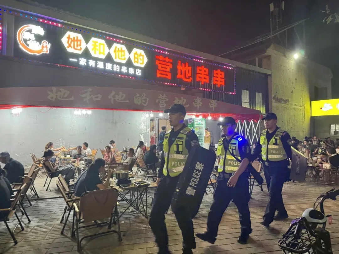 中考首日,阎良公安全力护航!-第8张图片-四季读书网 中考首日,阎良公安全力护航!-第8张图片-四季读书网