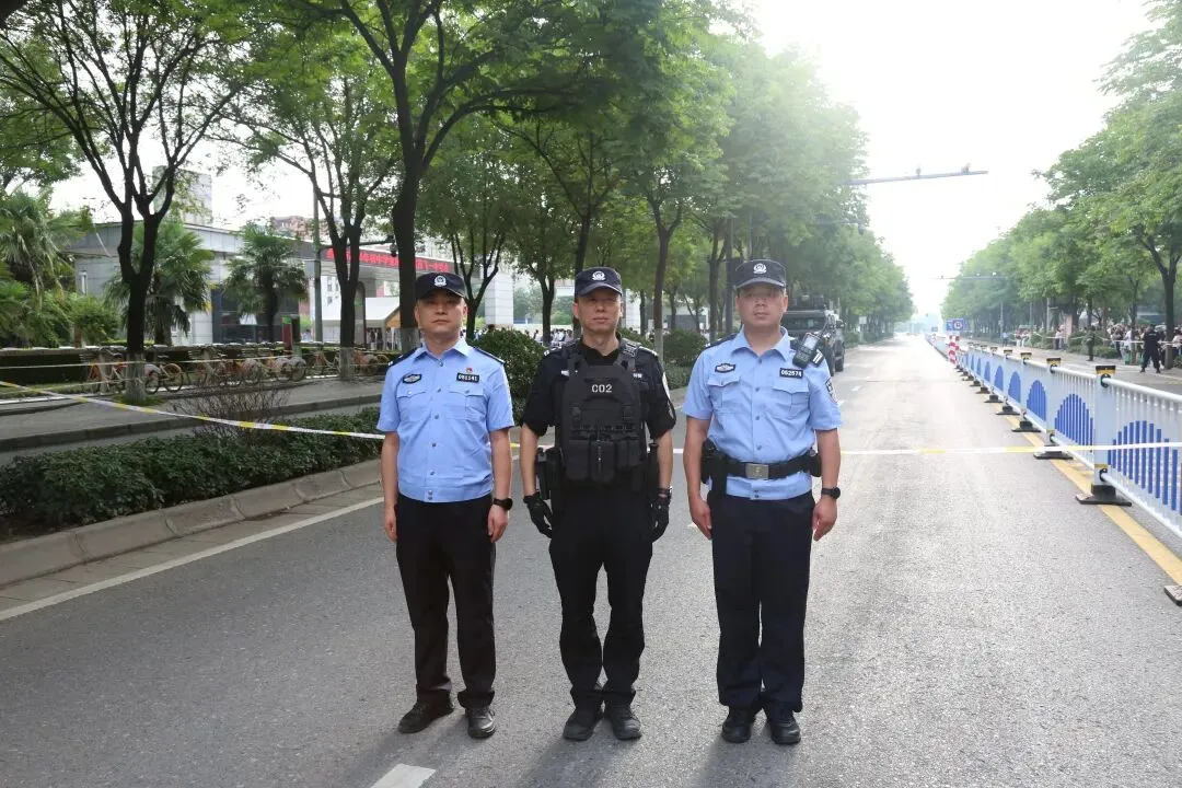 中考首日,阎良公安全力护航!-第14张图片-四季读书网 中考首日,阎良公安全力护航!-第14张图片-四季读书网