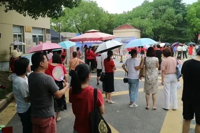 中考第一天恰逢父亲节:少年执笔赴考场,父亲烈日守身旁-第1张图片-四季读书网 中考第一天恰逢父亲节:少年执笔赴考场,父亲烈日守身旁-第1张图片-四季读书网