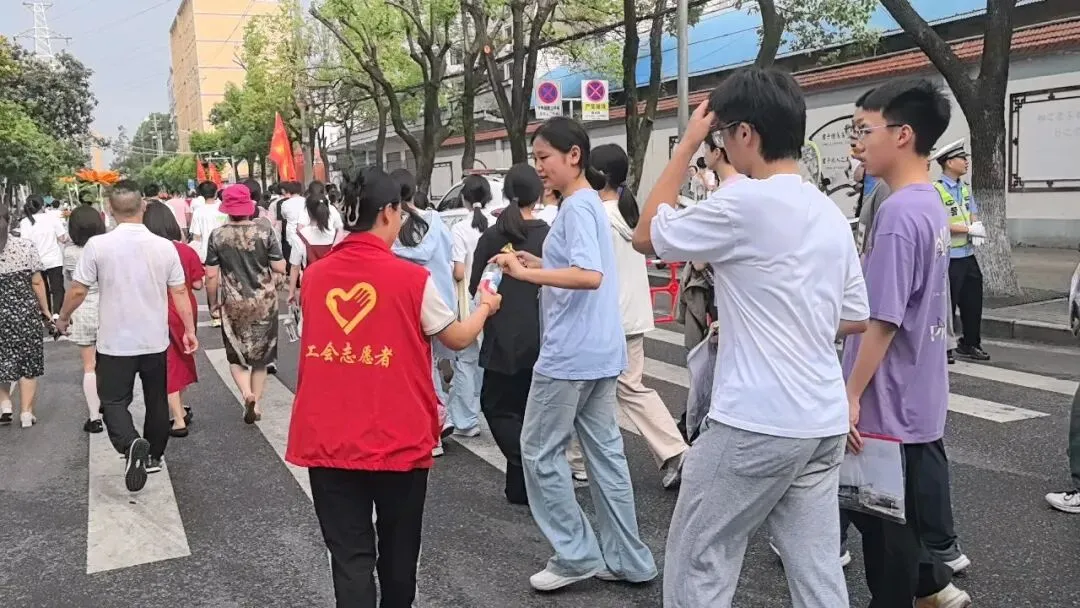 谷城工会“爱心助考”再出发 中考考场外清凉与祝福齐到-第2张图片-四季读书网