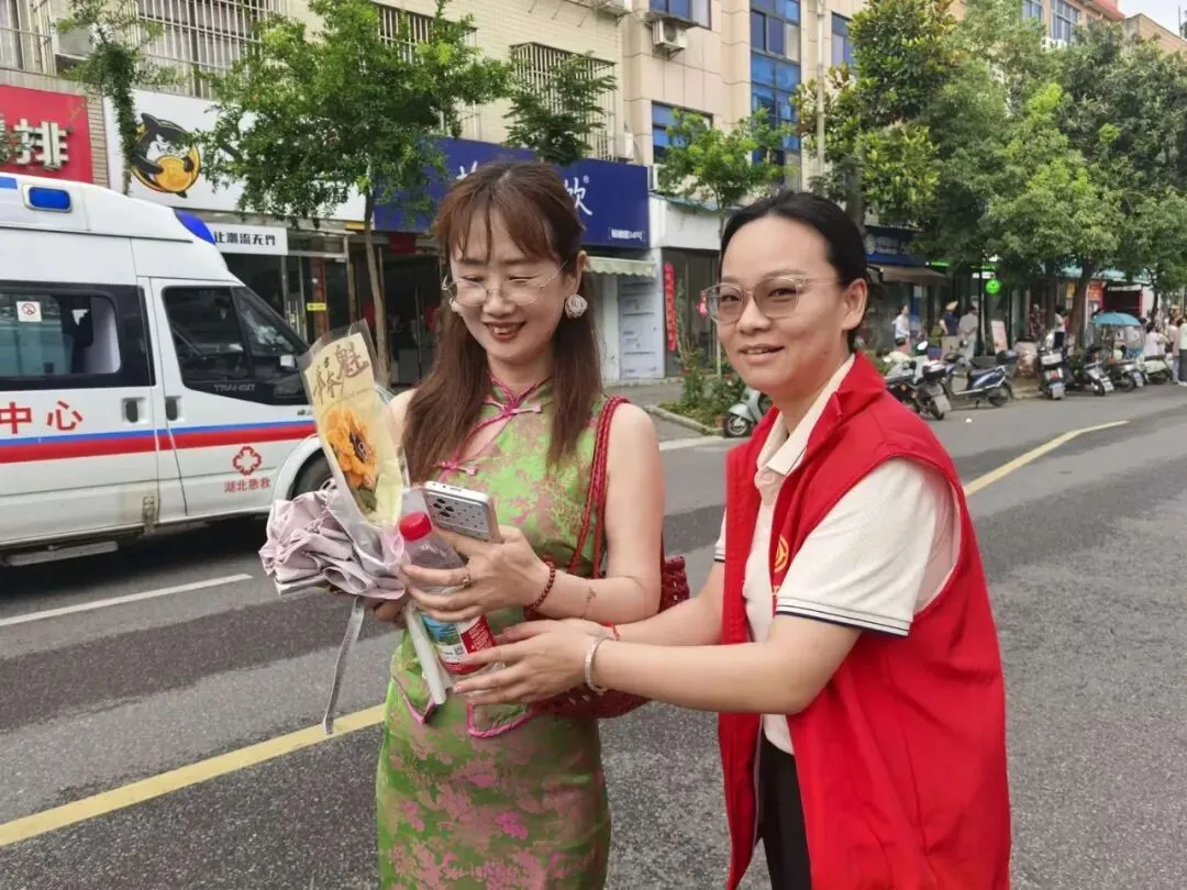 谷城工会“爱心助考”再出发 中考考场外清凉与祝福齐到-第3张图片-四季读书网