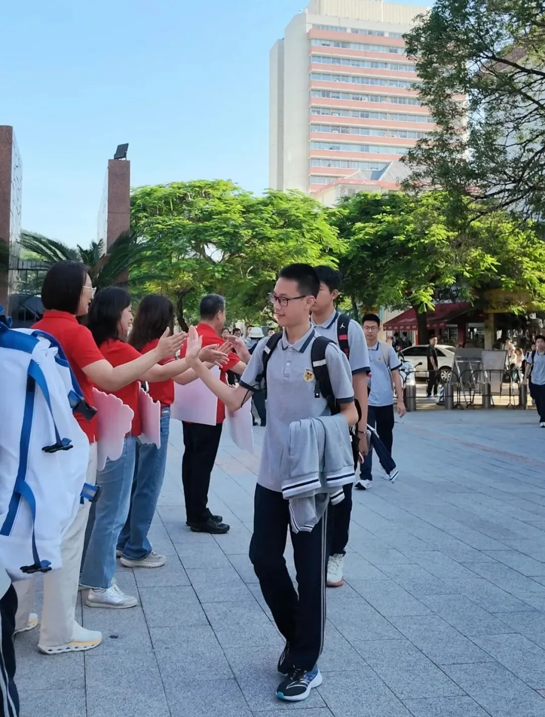 今天厦门5.32万人赶考!2026福建中考作文题是:把“应该的”刻进生活-第13张图片-四季读书网