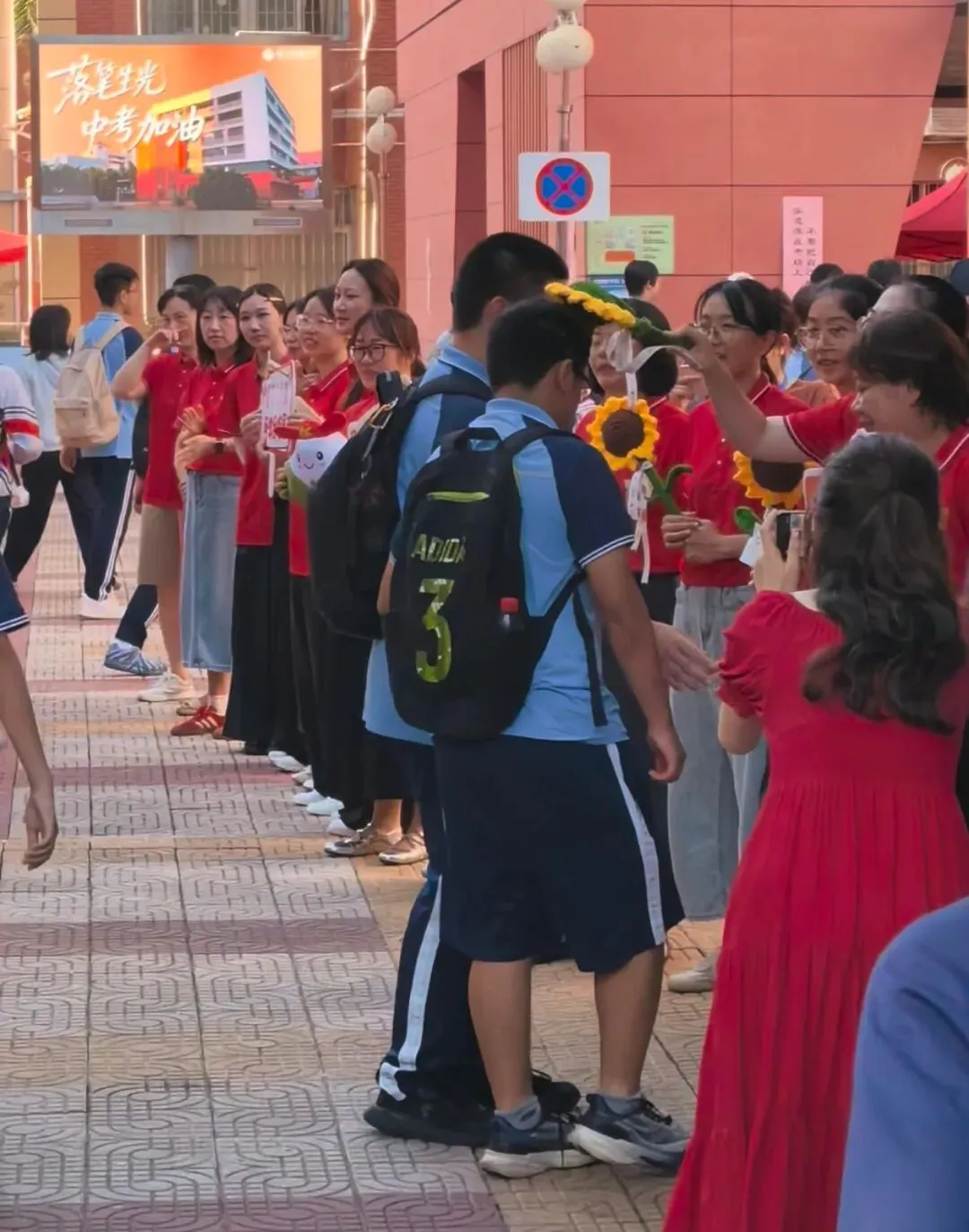 今天厦门5.32万人赶考!2026福建中考作文题是:把“应该的”刻进生活-第16张图片-四季读书网