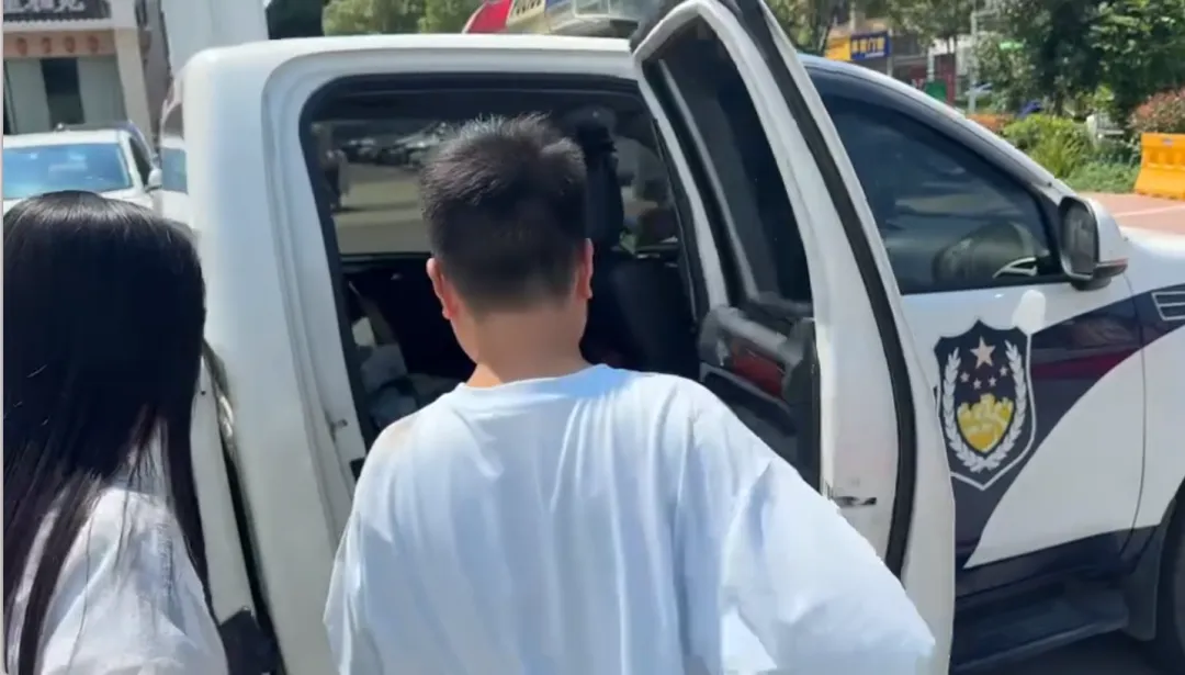 端午我在岗 | 中考考生赴考遇车祸受伤 嘉鱼交管开辟绿色通道紧急护航就医-第2张图片-四季读书网 端午我在岗 | 中考考生赴考遇车祸受伤 嘉鱼交管开辟绿色通道紧急护航就医-第2张图片-四季读书网