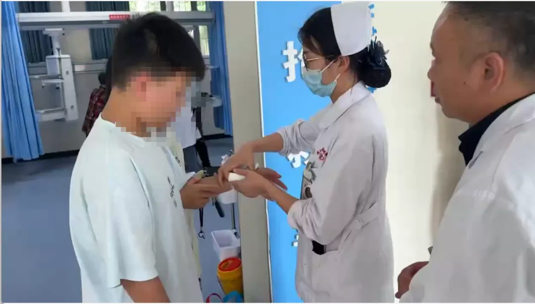 端午我在岗 | 中考考生赴考遇车祸受伤 嘉鱼交管开辟绿色通道紧急护航就医-第3张图片-四季读书网 端午我在岗 | 中考考生赴考遇车祸受伤 嘉鱼交管开辟绿色通道紧急护航就医-第3张图片-四季读书网