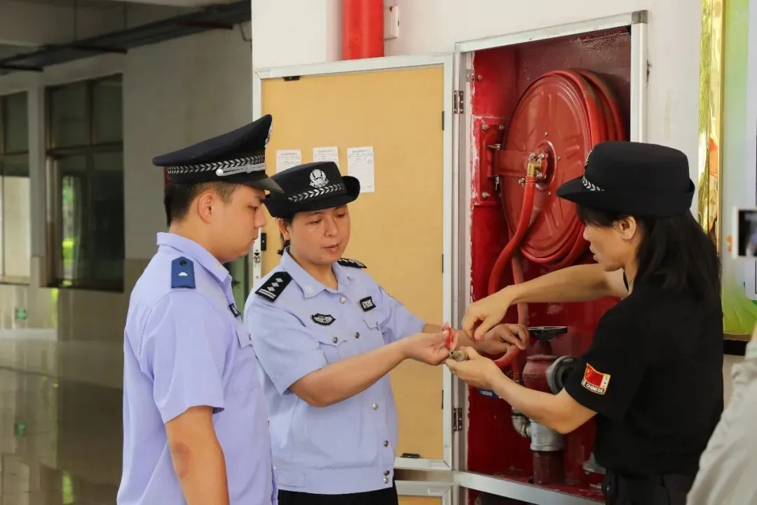 漳显平安丨护航中考,“警”准发力-第6张图片-四季读书网 漳显平安丨护航中考,“警”准发力-第6张图片-四季读书网