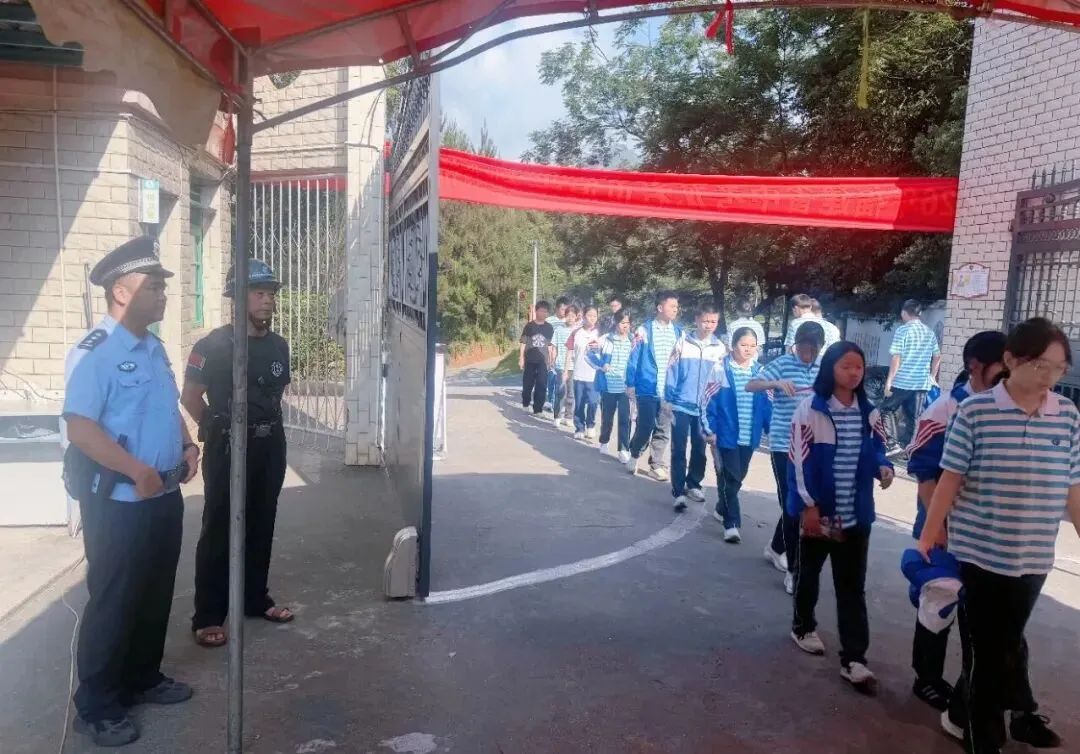 漳显平安丨护航中考,“警”准发力-第15张图片-四季读书网 漳显平安丨护航中考,“警”准发力-第15张图片-四季读书网