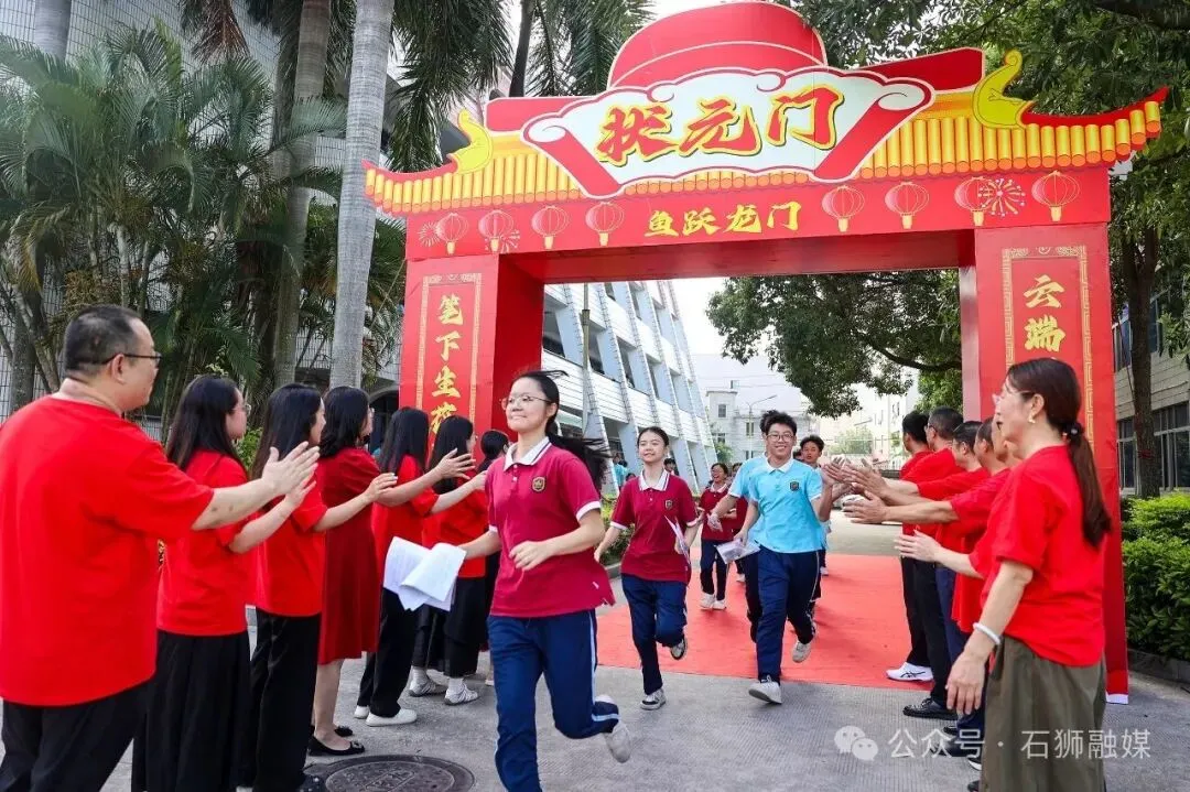 中考加油!石狮学子执笔书写青春答卷-第5张图片-四季读书网 中考加油!石狮学子执笔书写青春答卷-第5张图片-四季读书网