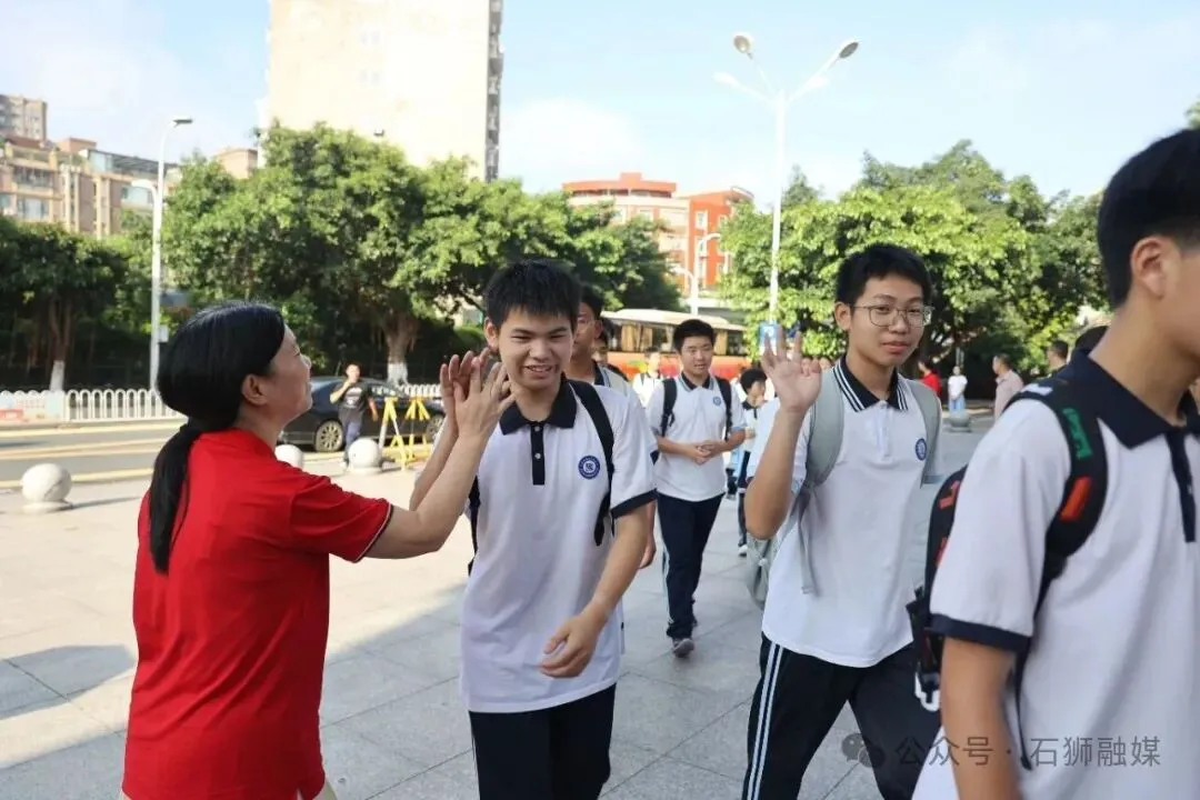 中考加油!石狮学子执笔书写青春答卷-第6张图片-四季读书网 中考加油!石狮学子执笔书写青春答卷-第6张图片-四季读书网