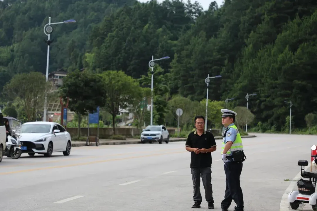 笔尖逐梦,护航中考!全力守护青春赶考路-第10张图片-四季读书网 笔尖逐梦,护航中考!全力守护青春赶考路-第10张图片-四季读书网