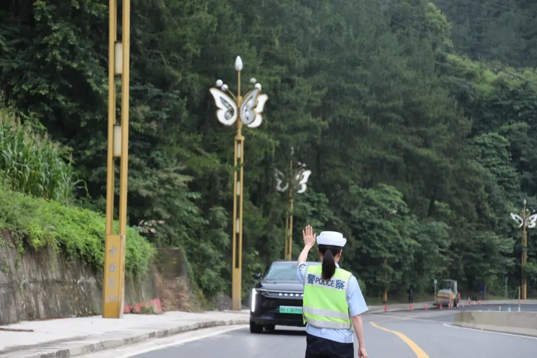 笔尖逐梦,护航中考!全力守护青春赶考路-第20张图片-四季读书网 笔尖逐梦,护航中考!全力守护青春赶考路-第20张图片-四季读书网