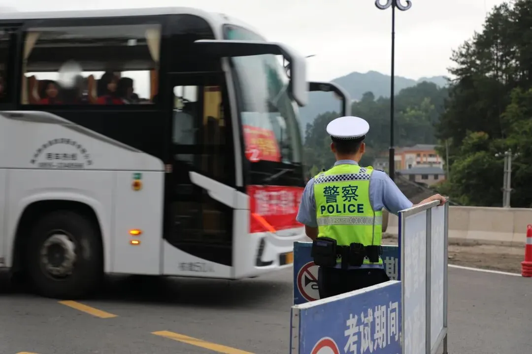 笔尖逐梦,护航中考!全力守护青春赶考路-第21张图片-四季读书网 笔尖逐梦,护航中考!全力守护青春赶考路-第21张图片-四季读书网
