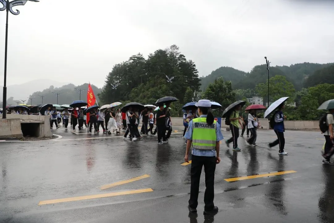 笔尖逐梦,护航中考!全力守护青春赶考路-第22张图片-四季读书网 笔尖逐梦,护航中考!全力守护青春赶考路-第22张图片-四季读书网