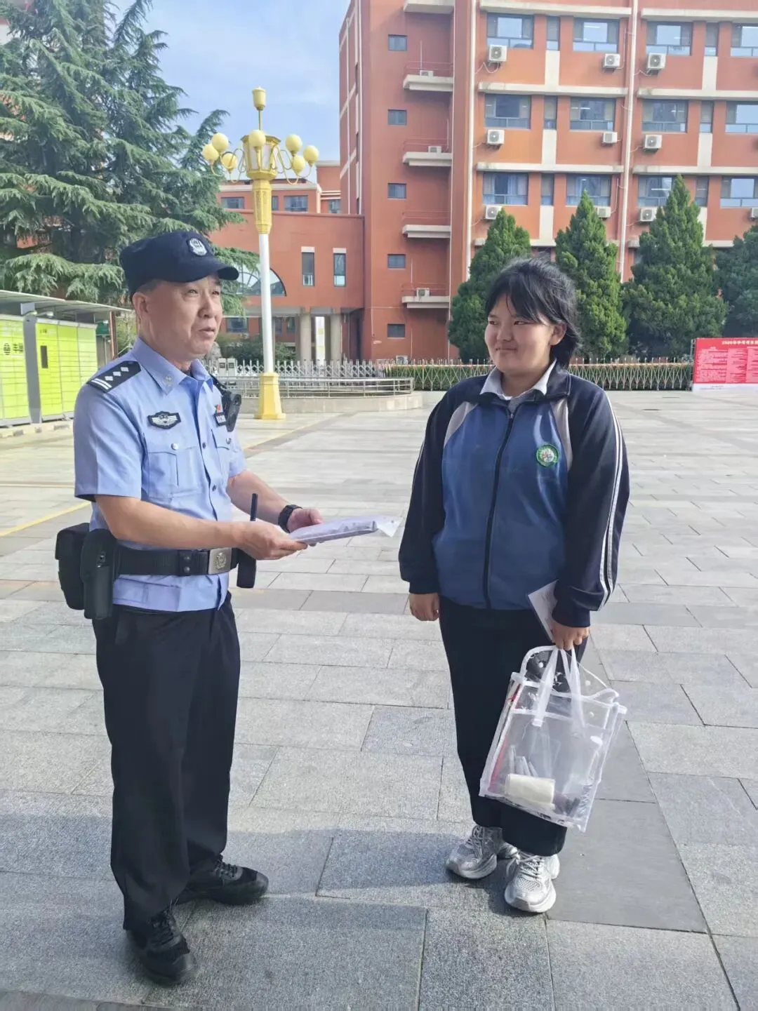 中考护航|笔尖逐光,藏蓝守护-第10张图片-四季读书网 中考护航|笔尖逐光,藏蓝守护-第10张图片-四季读书网