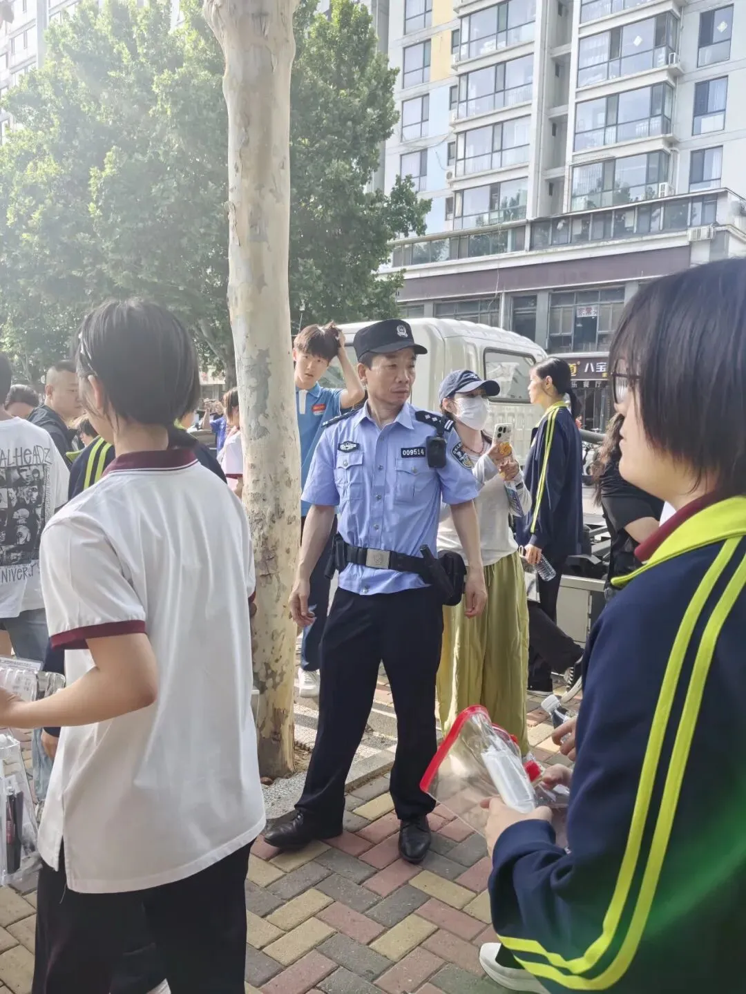 中考护航|笔尖逐光,藏蓝守护-第11张图片-四季读书网 中考护航|笔尖逐光,藏蓝守护-第11张图片-四季读书网