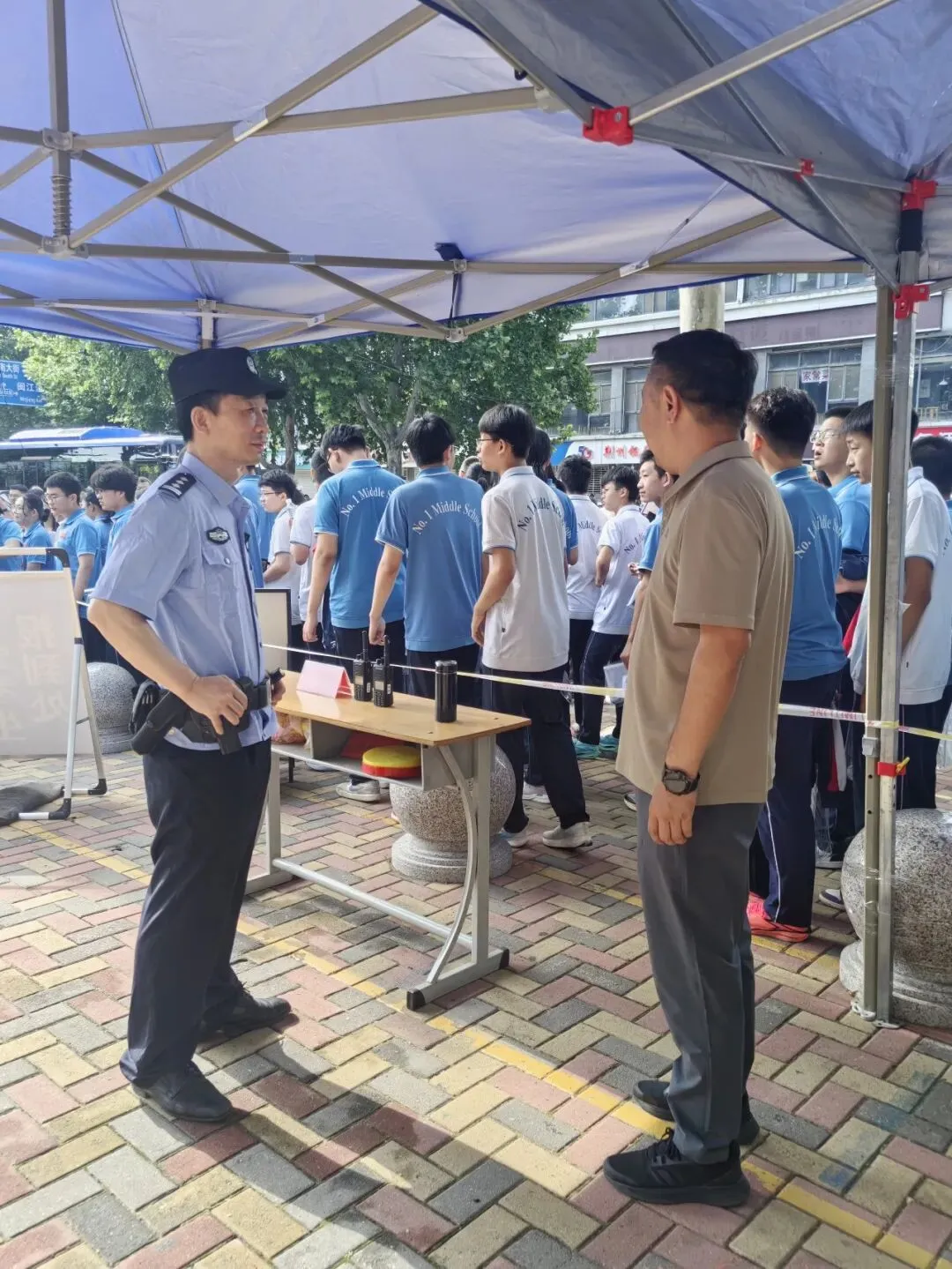 中考护航|笔尖逐光,藏蓝守护-第15张图片-四季读书网 中考护航|笔尖逐光,藏蓝守护-第15张图片-四季读书网