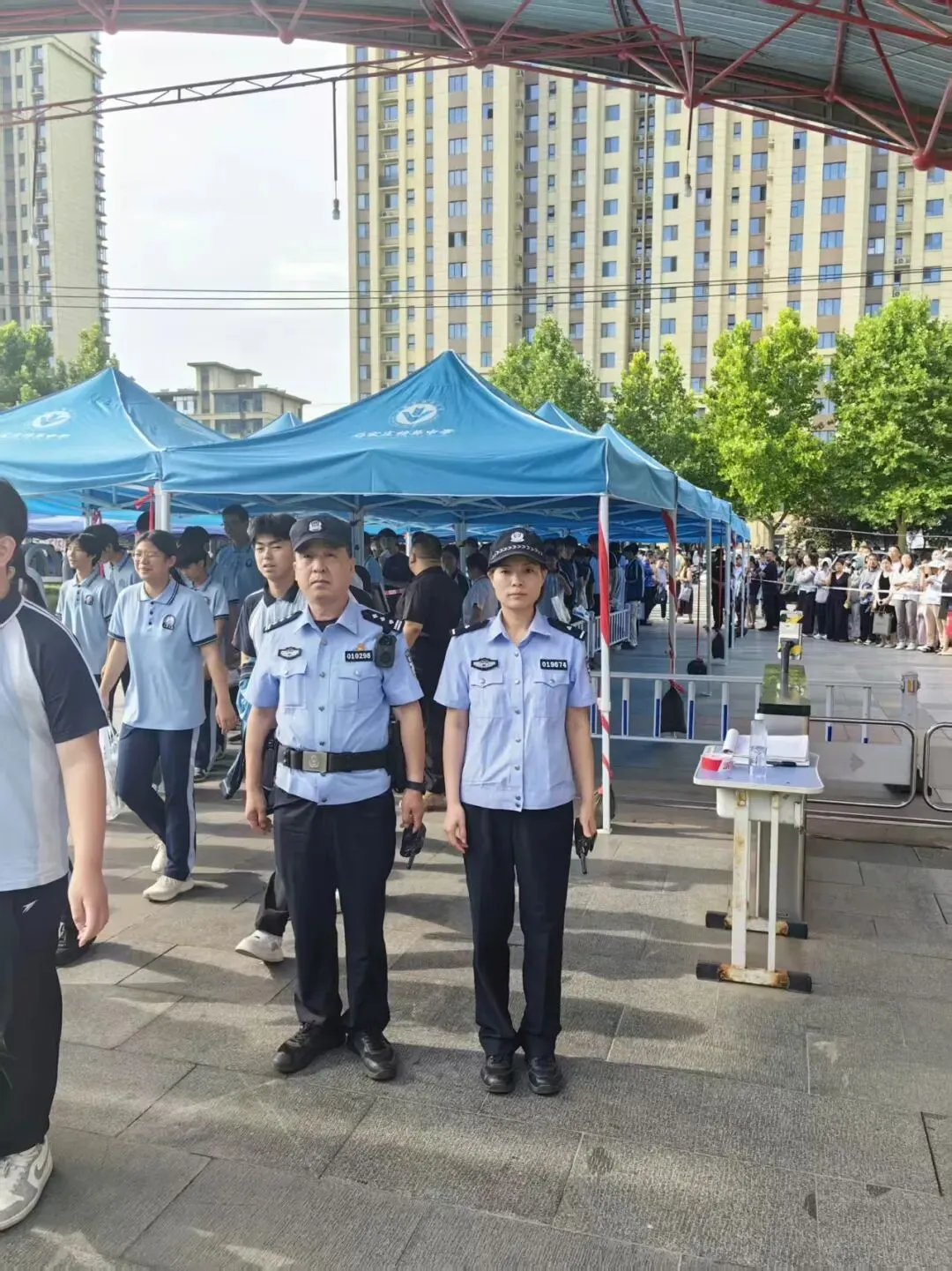 中考护航|笔尖逐光,藏蓝守护-第16张图片-四季读书网 中考护航|笔尖逐光,藏蓝守护-第16张图片-四季读书网
