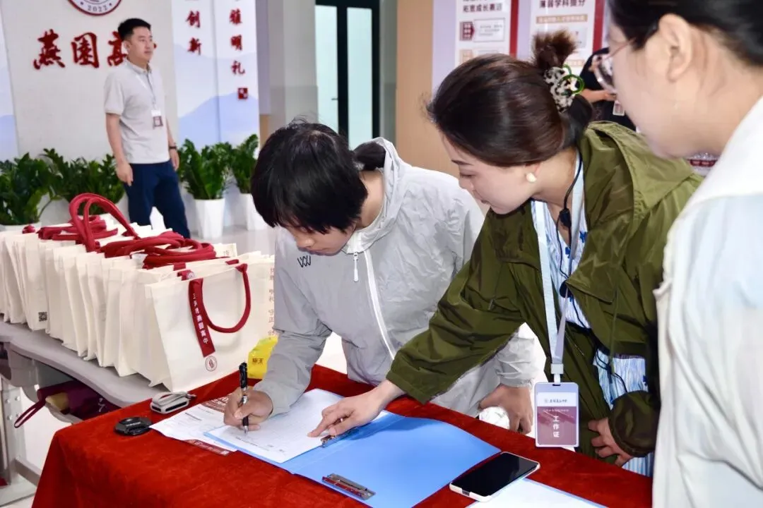 中考开始,择校正当时|燕园高中校园开放日持续预约中,逐梦新征程-第21张图片-四季读书网 中考开始,择校正当时|燕园高中校园开放日持续预约中,逐梦新征程-第21张图片-四季读书网