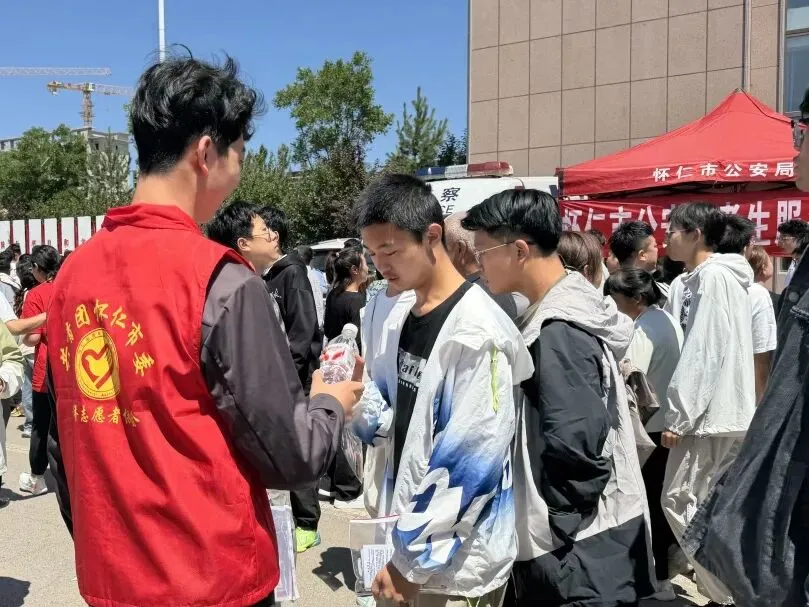 青春护航 暖心助考|团市委开展中考志愿服务活动-第4张图片-四季读书网 青春护航 暖心助考|团市委开展中考志愿服务活动-第4张图片-四季读书网