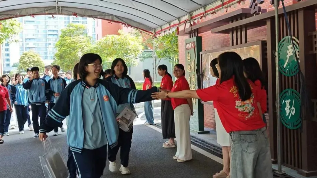福清17798名学子上阵!直击中考首日现场-第3张图片-四季读书网