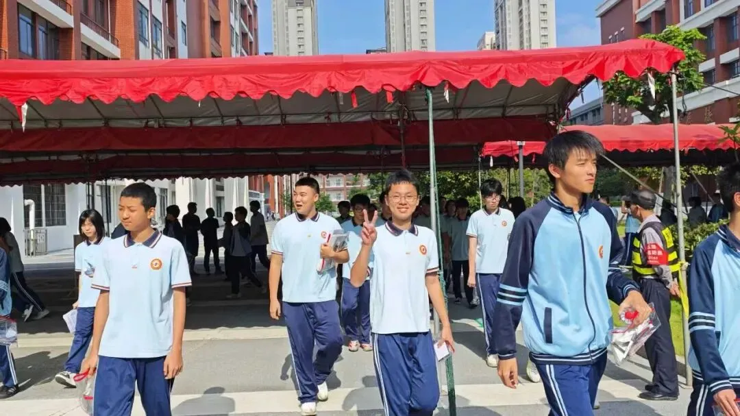 福清17798名学子上阵!直击中考首日现场-第9张图片-四季读书网