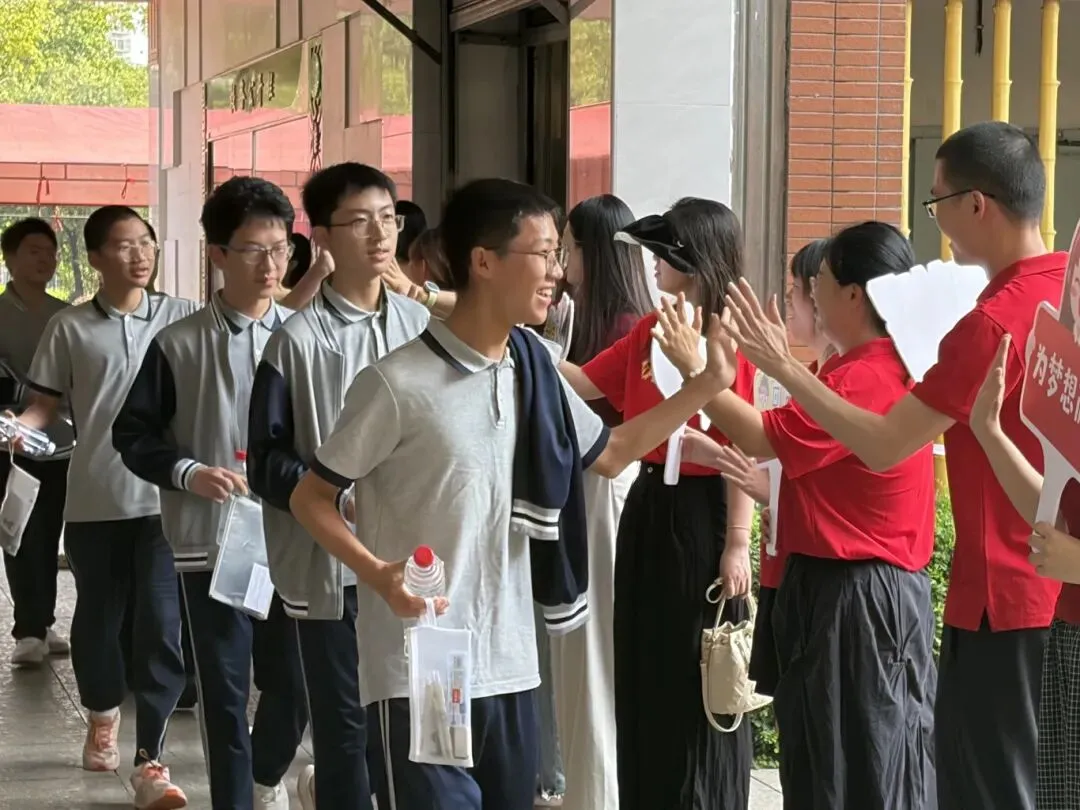 少年有梦,勇敢去追!今日,直击中考开考→-第21张图片-四季读书网 少年有梦,勇敢去追!今日,直击中考开考→-第21张图片-四季读书网