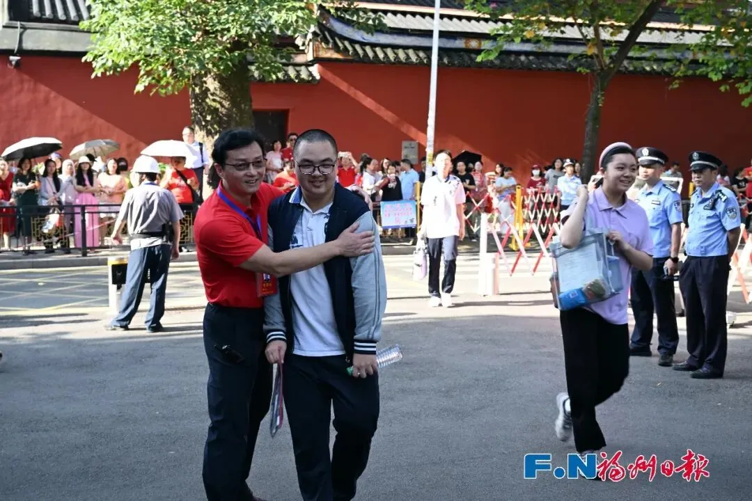 从容逐梦!中考开考!福州各考点暖意拉满→-第5张图片-四季读书网 从容逐梦!中考开考!福州各考点暖意拉满→-第5张图片-四季读书网