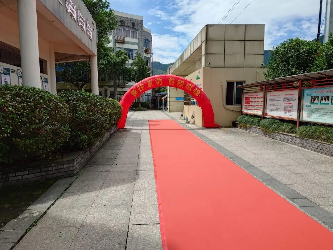 击掌出征,红毯逐梦 | 瓯海区泽雅中学中考送考活动-第8张图片-四季读书网 击掌出征,红毯逐梦 | 瓯海区泽雅中学中考送考活动-第8张图片-四季读书网