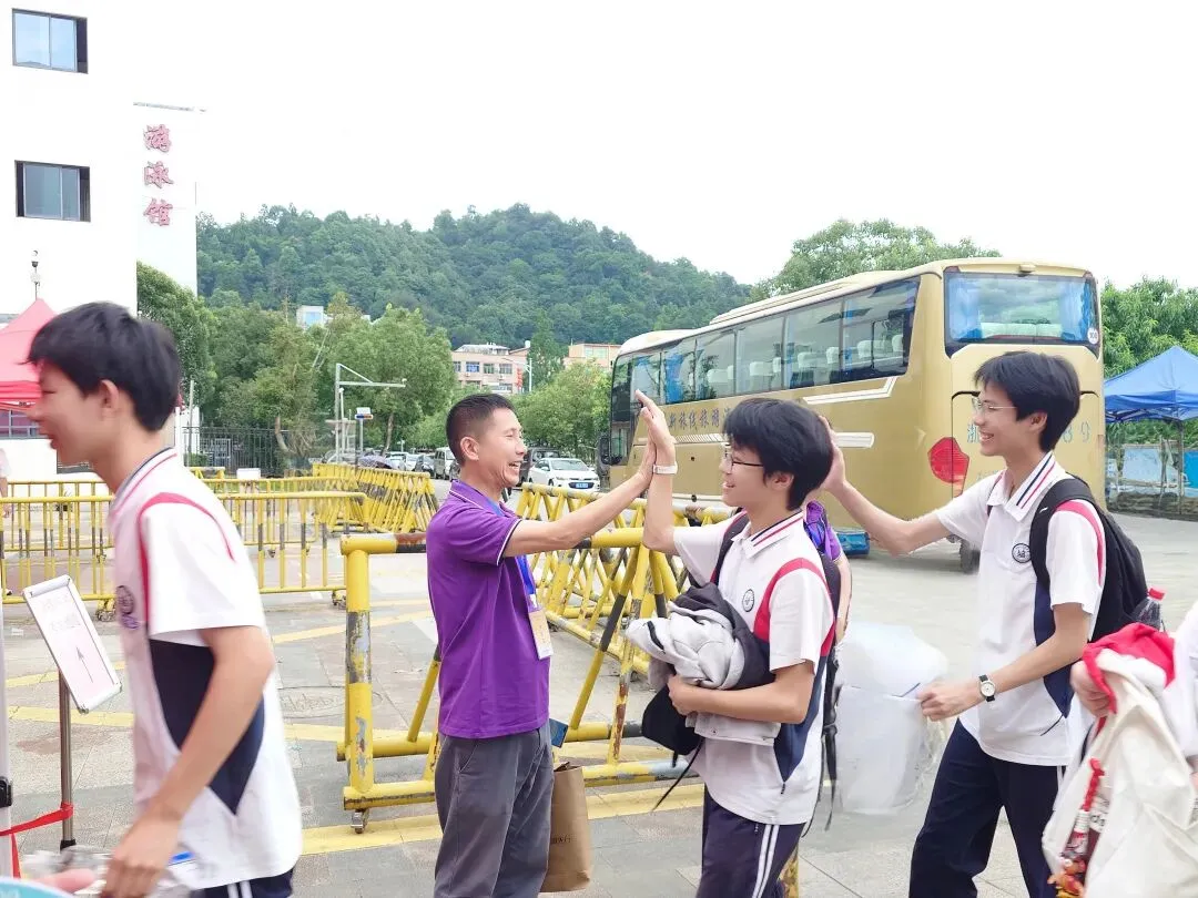 击掌出征,红毯逐梦 | 瓯海区泽雅中学中考送考活动-第15张图片-四季读书网 击掌出征,红毯逐梦 | 瓯海区泽雅中学中考送考活动-第15张图片-四季读书网